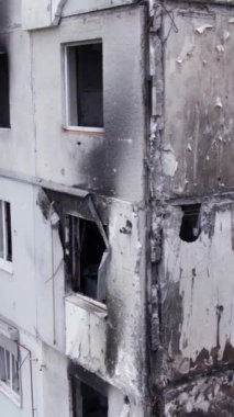 Bu borsa dikey videosu Ukrayna 'daki savaş sonrasını gösteriyor. Borodyanka' da yıkılan bir yerleşim yeri.