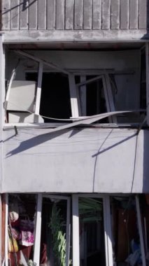 Bu borsa dikey videosu Ukrayna 'daki savaş sonrasını gösteriyor. Borodyanka' da yıkılan bir yerleşim yeri.