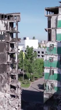 Bu borsa dikey videosu Ukrayna 'daki savaş sonrasını gösteriyor. Borodyanka' da yıkılan bir yerleşim yeri.