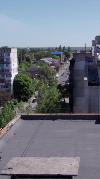 Este Video Vertical Muestra Las Secuelas Guerra Ucrania Edificio Residencial — Vídeos de Stock