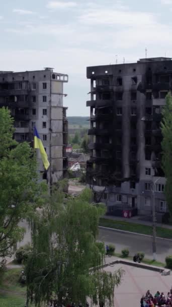 Este Video Vertical Muestra Las Secuelas Guerra Ucrania Edificio Residencial — Vídeos de Stock