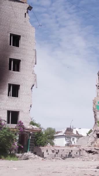 영상은 우크라이나 전쟁의 여파를 있습니다 보리다 파괴된 건물이죠 — 비디오