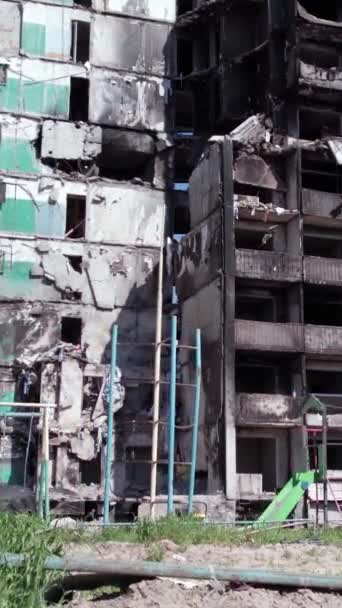 Este Video Vertical Muestra Las Secuelas Guerra Ucrania Edificio Residencial — Vídeo de stock