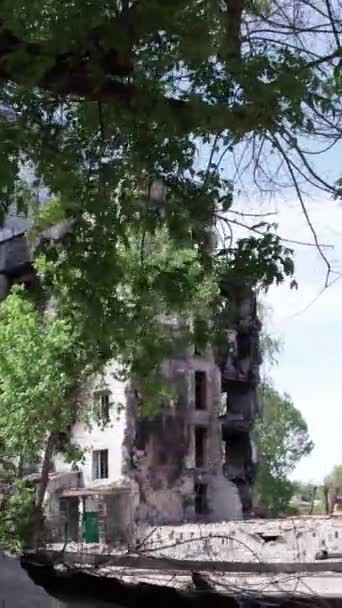 Este Video Vertical Muestra Las Secuelas Guerra Ucrania Edificio Residencial — Vídeos de Stock