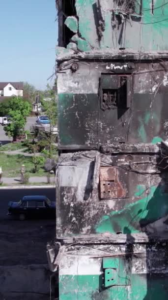 Este Video Vertical Muestra Las Secuelas Guerra Ucrania Edificio Residencial — Vídeos de Stock