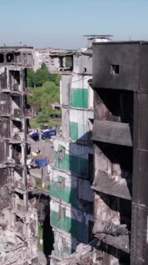 Bu borsa dikey videosu Ukrayna 'daki savaş sonrasını gösteriyor. Borodyanka' da yıkılan bir yerleşim yeri.