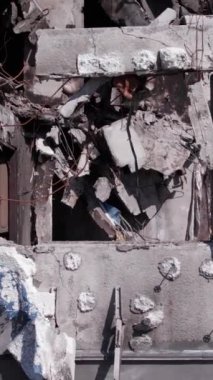 Bu borsa dikey videosu Ukrayna 'daki savaş sonrasını gösteriyor. Borodyanka' da yıkılan bir yerleşim yeri.