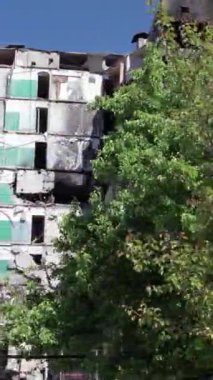 Bu borsa dikey videosu Ukrayna 'daki savaş sonrasını gösteriyor. Borodyanka' da yıkılan bir yerleşim yeri.