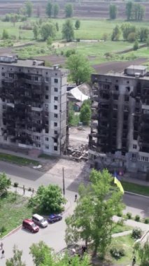 Bu borsa dikey videosu Ukrayna 'daki savaş sonrasını gösteriyor. Borodyanka' da yıkılan bir yerleşim yeri.