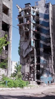 Bu borsa dikey videosu Ukrayna 'daki savaş sonrasını gösteriyor. Borodyanka' da yıkılan bir yerleşim yeri.