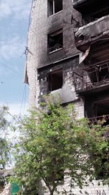 Bu borsa dikey videosu Ukrayna 'daki savaş sonrasını gösteriyor. Borodyanka' da yıkılan bir yerleşim yeri.