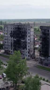 Bu borsa dikey videosu Ukrayna 'daki savaş sonrasını gösteriyor. Borodyanka' da yıkılan bir yerleşim yeri.