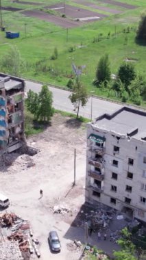 Bu borsa dikey videosu Ukrayna 'daki savaş sonrasını gösteriyor. Borodyanka' da yıkılan bir yerleşim yeri.