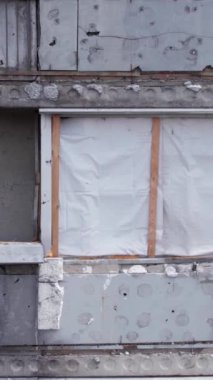 Bu borsa dikey videosu Ukrayna 'daki savaş sonrasını gösteriyor. Borodyanka' da yıkılan bir yerleşim yeri.