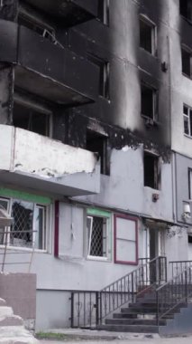 Bu borsa dikey videosu Ukrayna 'daki savaş sonrasını gösteriyor. Borodyanka' da yıkılan bir yerleşim yeri.