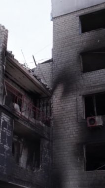 Bu borsa dikey videosu Ukrayna 'daki savaş sonrasını gösteriyor. Borodyanka' da yıkılan bir yerleşim yeri.