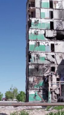 Bu borsa dikey videosu Ukrayna 'daki savaş sonrasını gösteriyor. Borodyanka' da yıkılan bir yerleşim yeri.