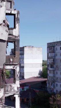 Bu borsa dikey videosu Ukrayna 'daki savaş sonrasını gösteriyor. Borodyanka' da yıkılan bir yerleşim yeri.