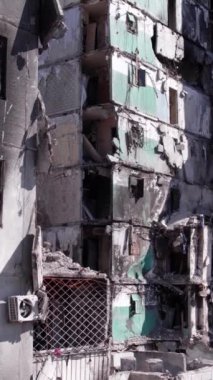 Bu borsa dikey videosu Ukrayna 'daki savaş sonrasını gösteriyor. Borodyanka' da yıkılan bir yerleşim yeri.