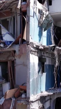 Bu borsa dikey videosu Ukrayna 'daki savaş sonrasını gösteriyor. Borodyanka' da yıkılan bir yerleşim yeri.