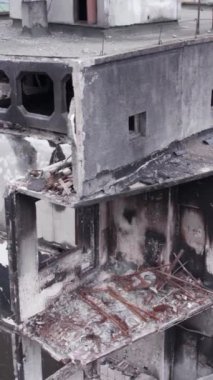 Bu borsa dikey videosu Ukrayna 'daki savaş sonrasını gösteriyor. Borodyanka' da yıkılan bir yerleşim yeri.