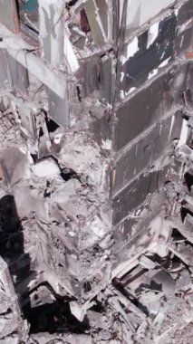 Bu borsa dikey videosu Ukrayna 'daki savaş sonrasını gösteriyor. Borodyanka' da yıkılan bir yerleşim yeri.