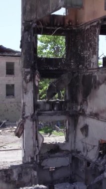 Bu borsa dikey videosu Ukrayna 'daki savaş sonrasını gösteriyor. Borodyanka' da yıkılan bir yerleşim yeri.