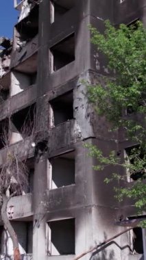 Bu borsa dikey videosu Ukrayna 'daki savaş sonrasını gösteriyor. Borodyanka' da yıkılan bir yerleşim yeri.