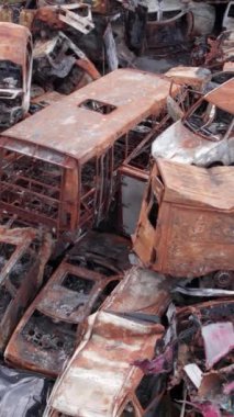 Bu stok dikey video Irpin, Bucha bölgesinde bir kurşun ve yanmış araba dökümü gösteriyor.