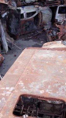 Bu stok dikey video Irpin, Bucha bölgesinde bir kurşun ve yanmış araba dökümü gösteriyor.