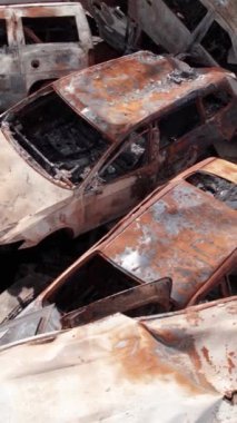 Bu stok dikey video Irpin, Bucha bölgesinde bir kurşun ve yanmış araba dökümü gösteriyor.