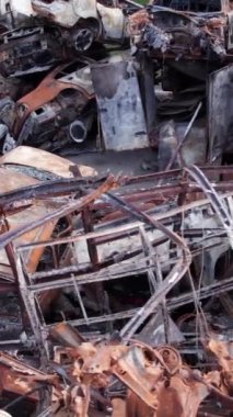 Bu stok dikey video Irpin, Bucha bölgesinde bir kurşun ve yanmış araba dökümü gösteriyor.