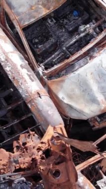 Bu stok dikey video Irpin, Bucha bölgesinde bir kurşun ve yanmış araba dökümü gösteriyor.