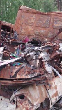 Bu stok dikey video Irpin, Bucha bölgesinde bir kurşun ve yanmış araba dökümü gösteriyor.