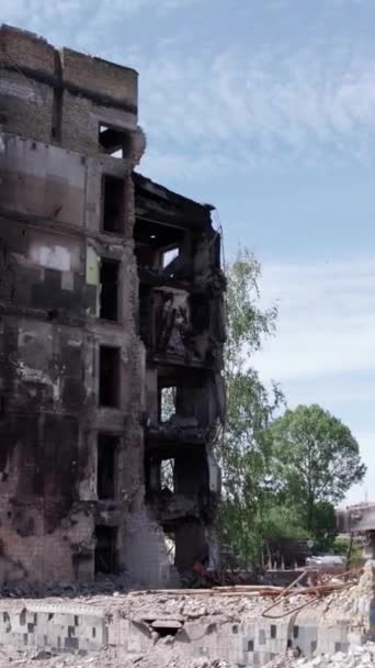 Este Vídeo Vertical Mostra Consequências Guerra Ucrânia Edifício Residencial Destruído — Vídeo de Stock