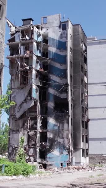 Este Video Vertical Muestra Las Secuelas Guerra Ucrania Edificio Residencial — Vídeos de Stock