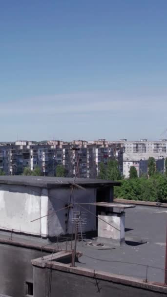 Este Video Vertical Muestra Las Secuelas Guerra Ucrania Edificio Residencial — Vídeos de Stock