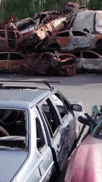 Questo Video Verticale Mostra Una Discarica Auto Sparate Bruciate Nel — Video Stock