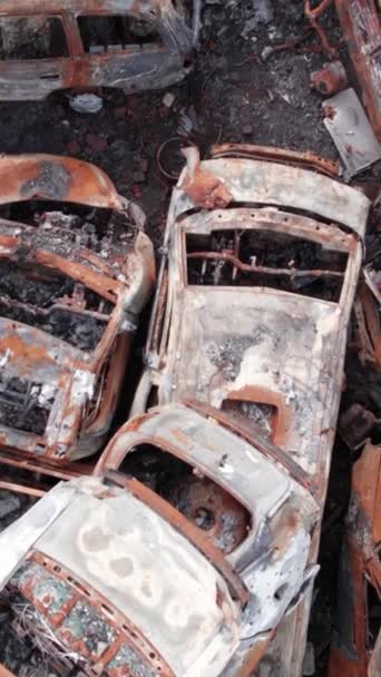 这张股票的垂直录像显示了在Bucha区Irpin的一辆被枪击和焚烧的汽车的垃圾堆 — 图库视频影像