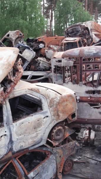 Ten Pionowy Film Pokazuje Wysypisko Wystrzelonych Spalonych Samochodów Irpin Dzielnicy — Wideo stockowe