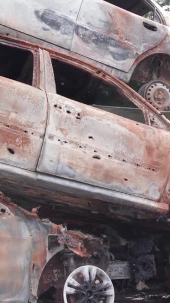 Tämä Pystysuora Video Näyttää Ammuskelua Palaneita Autoja Irpinissä Buchan Alueella — kuvapankkivideo