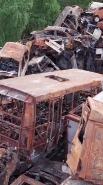 Bu stok dikey video Irpin, Bucha bölgesinde bir kurşun ve yanmış araba dökümü gösteriyor.