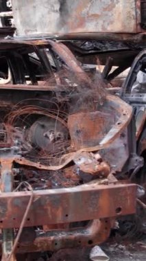 Bu stok dikey video Irpin, Bucha bölgesinde bir kurşun ve yanmış araba dökümü gösteriyor.