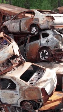 Bu stok dikey video Irpin, Bucha bölgesinde bir kurşun ve yanmış araba dökümü gösteriyor.