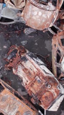 Bu stok dikey video Irpin, Bucha bölgesinde bir kurşun ve yanmış araba dökümü gösteriyor.