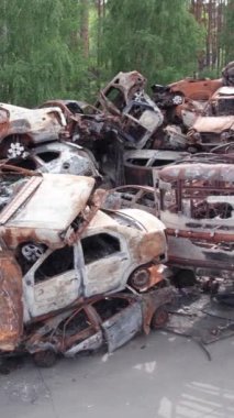 Bu stok dikey video Irpin, Bucha bölgesinde bir kurşun ve yanmış araba dökümü gösteriyor.