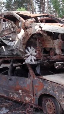 Bu stok dikey video Irpin, Bucha bölgesinde bir kurşun ve yanmış araba dökümü gösteriyor.