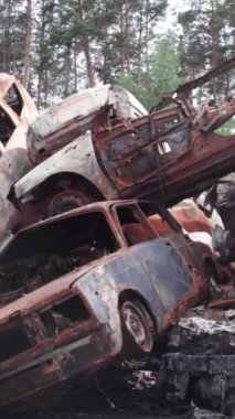 Bu stok dikey video Irpin, Bucha bölgesinde bir kurşun ve yanmış araba dökümü gösteriyor.