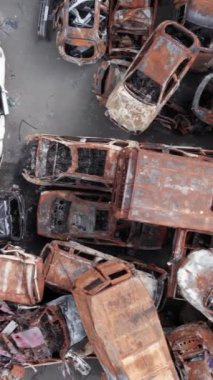 Bu stok dikey video Irpin, Bucha bölgesinde bir kurşun ve yanmış araba dökümü gösteriyor.