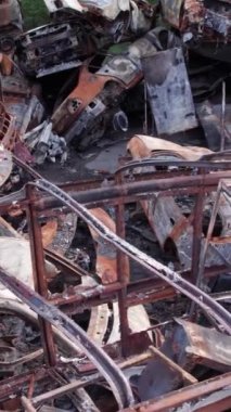 Bu stok dikey video Irpin, Bucha bölgesinde bir kurşun ve yanmış araba dökümü gösteriyor.